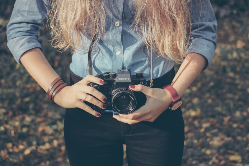 photographe-LA MOTTE-min_hand-person-girl-woman-camera-photography-614-pxhere.com